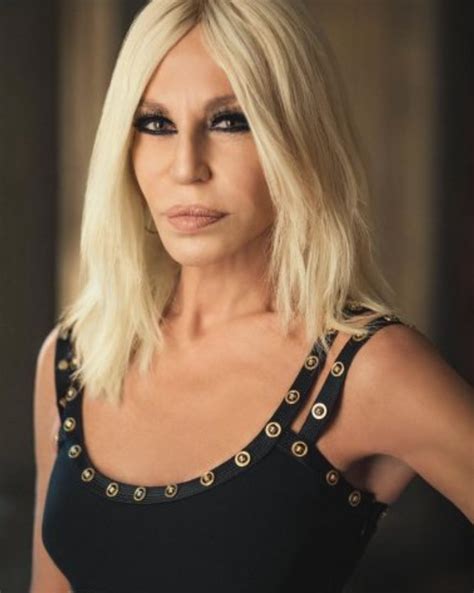 Donatella Versace, ecco com'è oggi. Il cambiamento .